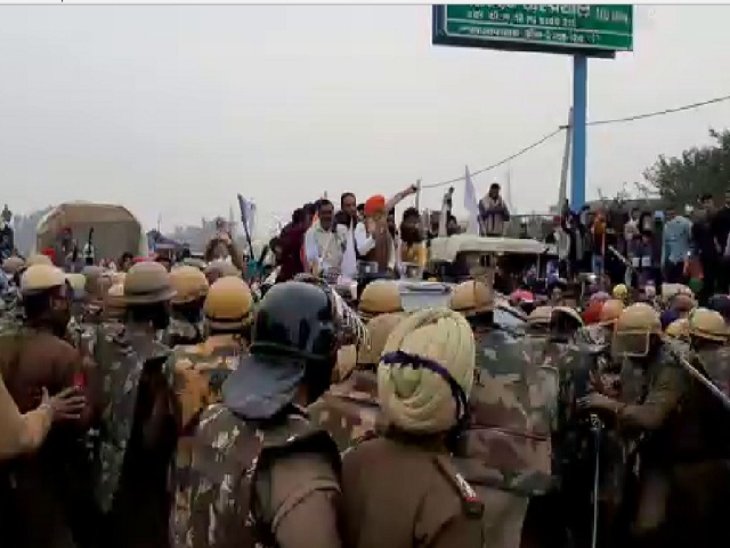 पंजाब में हाइवे पर किसानों को रोकती पुलिस।