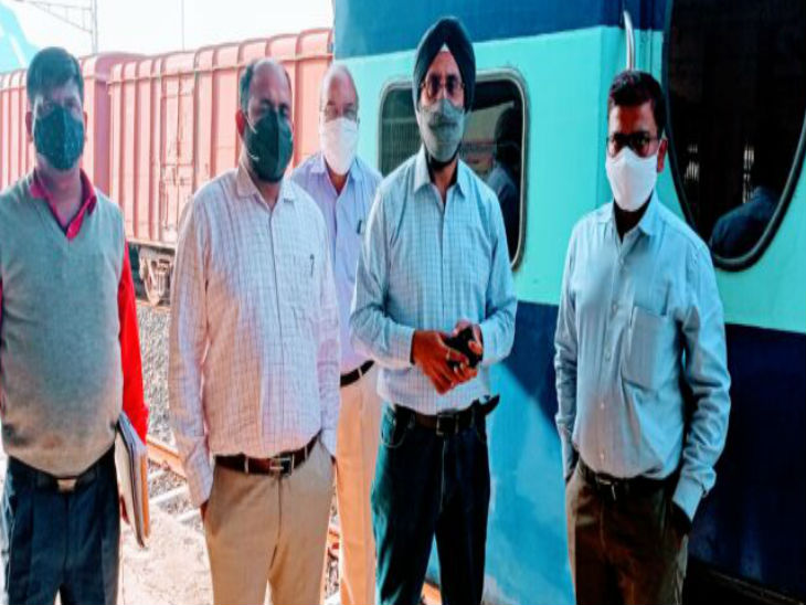 डीआरएम मनेन्दर उप्पल ने निरीक्षण किया।