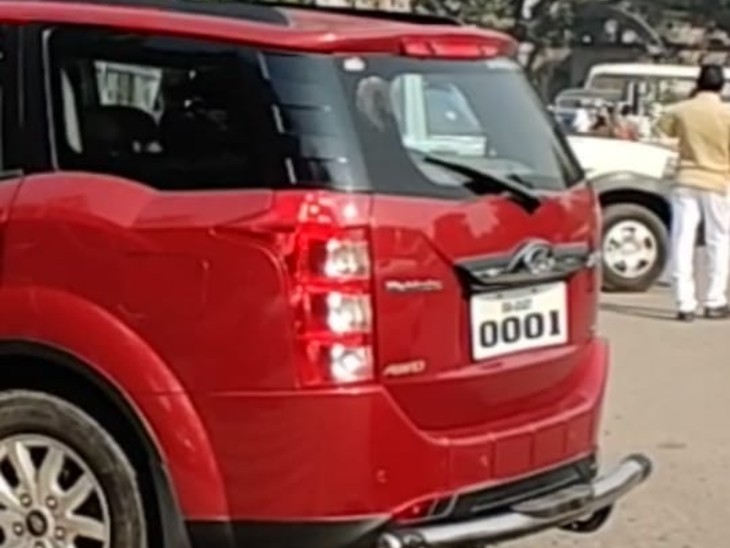 काला शीशा चढ़ी गाड़ी में विधानसभा पहुंचे एक माननीय।