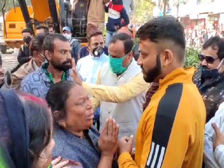 बुजुर्ग हाथ जोड़कर कार्रवाई नहीं करने की गुहार लगाती रही।