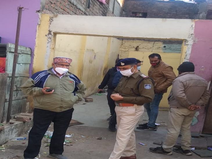 गुंडे कालू के मकान को भी टीम ने गिरा दिया।