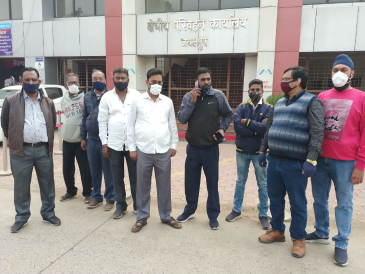 प्रदर्शन करते आरटीओ कर्मी