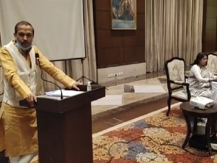 मंत्री सखलेचा ने आईटी कंपनियों के प्रतिनिधियों से बात की।