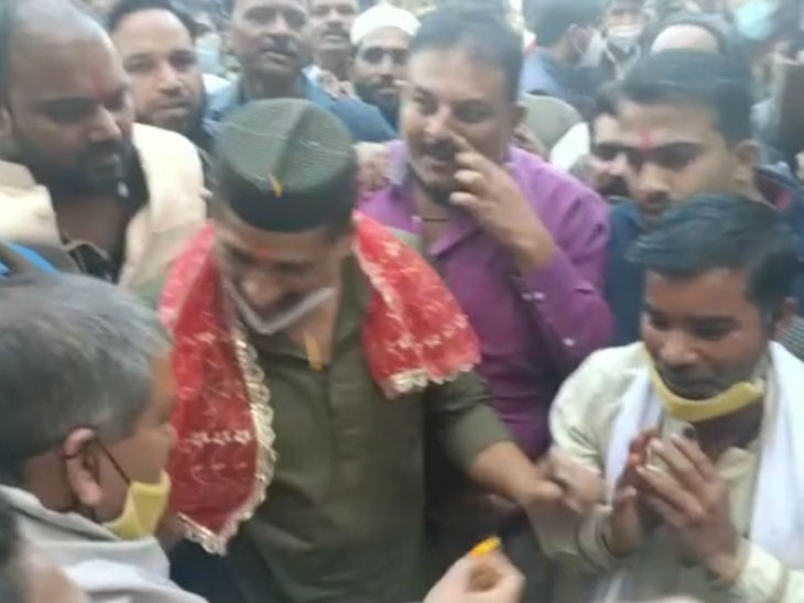 आरिफ मसूद का पीसीसी में आरती करके और तिलक लगाकर स्वागत किया गया।