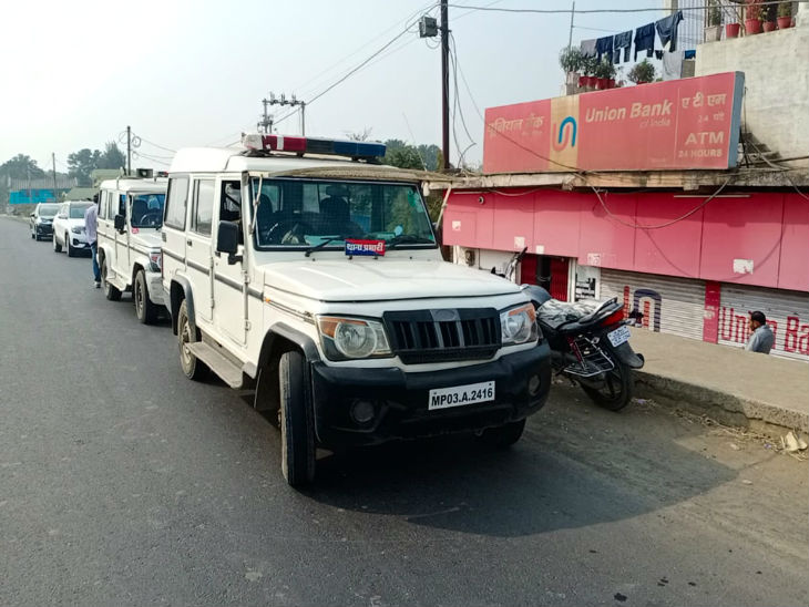बैंक में सीसीटीवी खंगालने पहुंची पुलिस