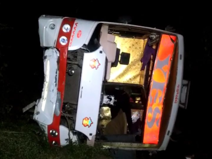 महाराष्ट्र के भुसावल से अहमदाबाद आ रही इस बस में करीब 35 यात्री सवार थे।