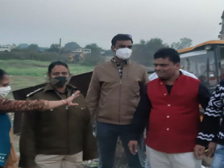 कार्रवाई का विरोध करने वाले को पुलिस ने रोका