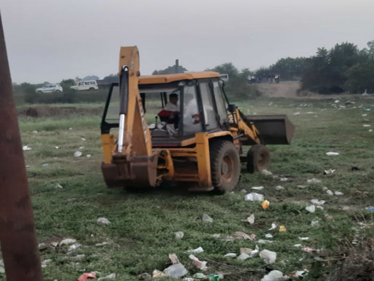गोरैयाघाट में कार्रवाई को पहुंची टीम
