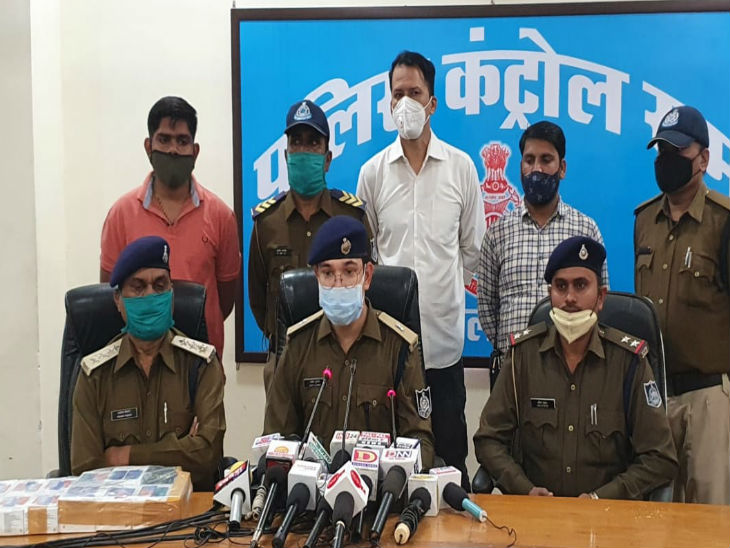 ट्रेनी आईपीएस अमित कुमार ने अन्य पुलिस कर्मचारियों के साथ चोरी का खुलासा किया ।