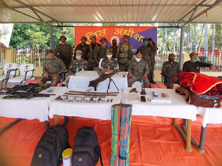 जानकारी देते सुरक्षा बल के जवान।