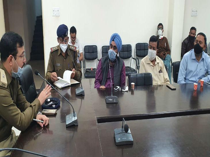 कंट्रोल रूम में बारात घर व होटल संचालकों की बैठक।