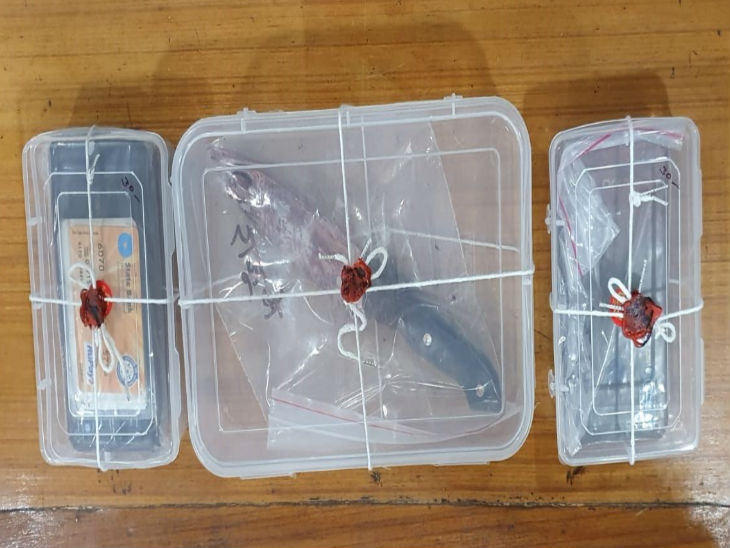 हत्या में प्रयुक्त चाकू, और जब्त मोबाइल