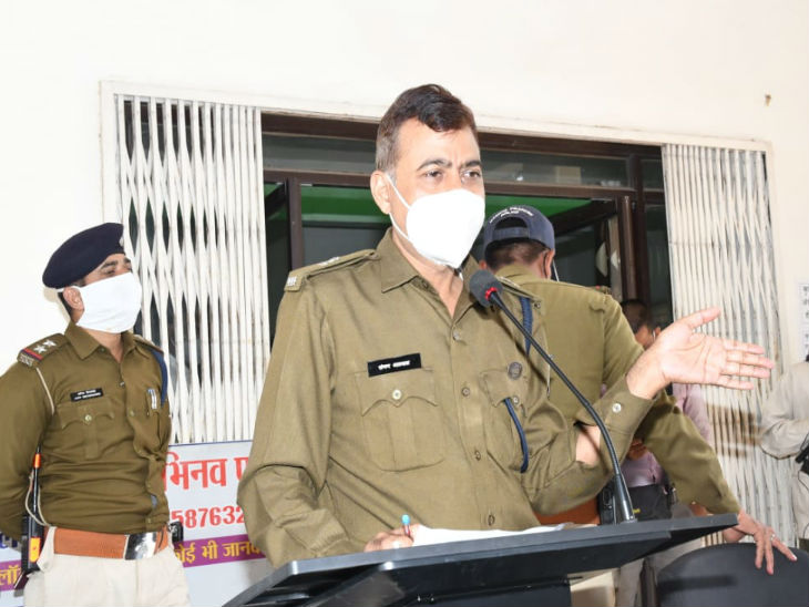 ट्रैफिक एएसपी संजय कुमार अग्रवाल कोरोना गाइडलाइन की जानकारी देते हुए।