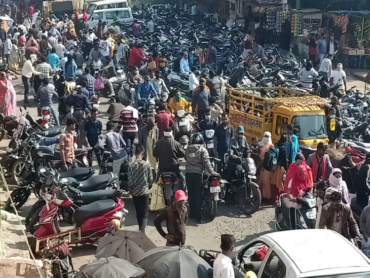 वाहनों की पार्किंग भी बनी मुसीबत।