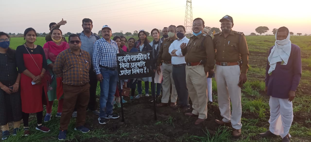 कब्जा छुड़ाने के बाद शासकीय भूमि का बोर्ड लगा दिया