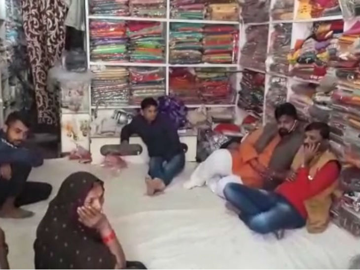 गम के माहौल में दुकान पर बैठा परिवार।