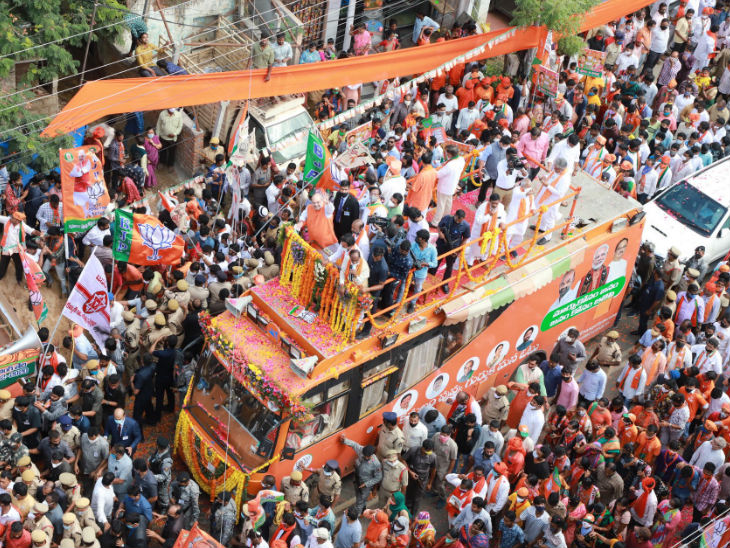 सिकंदराबाद में अमित शाह ने एक बस के ऊपर बने प्लेटफॉर्म पर चढ़कर रोड शो किया।