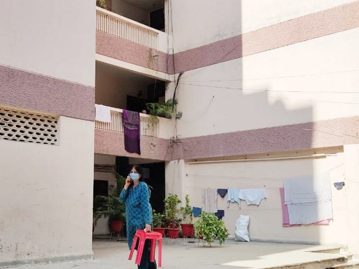 रहवासी बोले- यह जानकारी लगते ही चौकीदार मल्टी छोड़कर भाग निकले।