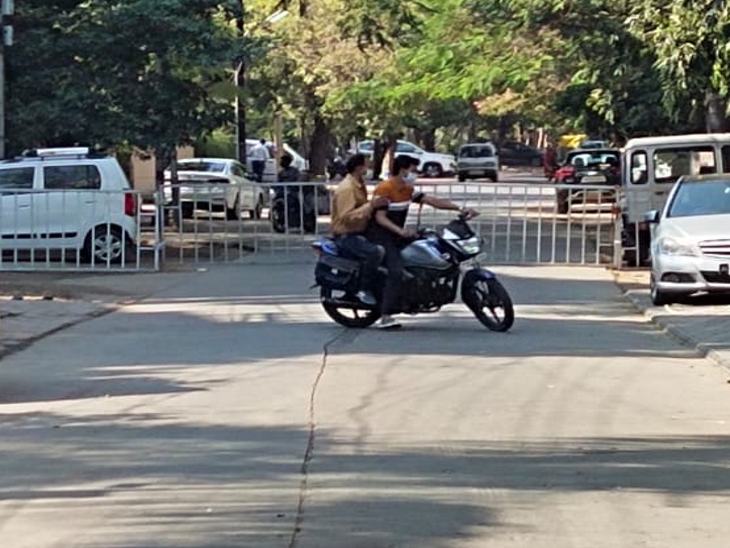 मल्टी के दोनों ओर के रास्तों को बंद कर दिया गया है।