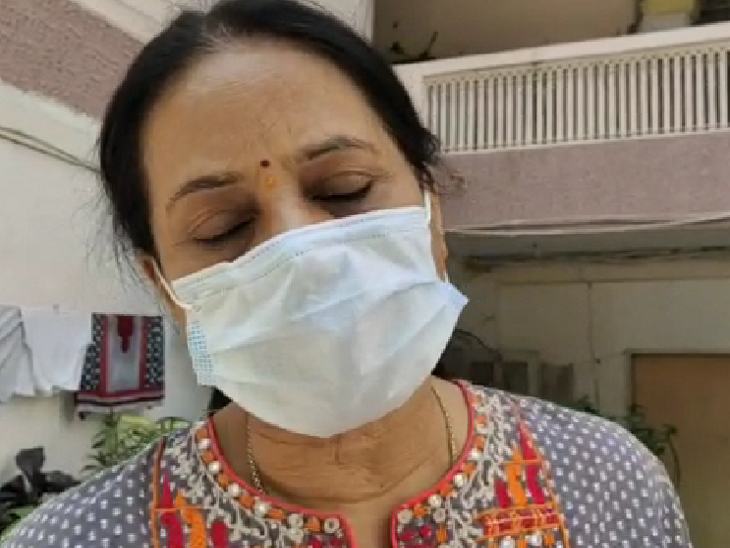 रहवासी शैला ने बताया कि उनके बच्चे बाहर रहते हैं। यह न्यूज पता चलने पर देर रात बेटे ने कॉल किया।