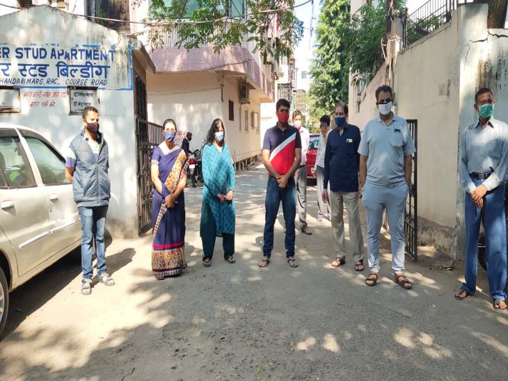 इस कार्रवाई को गलत बताकर रहवासी विरोध में उतर आए हैं।