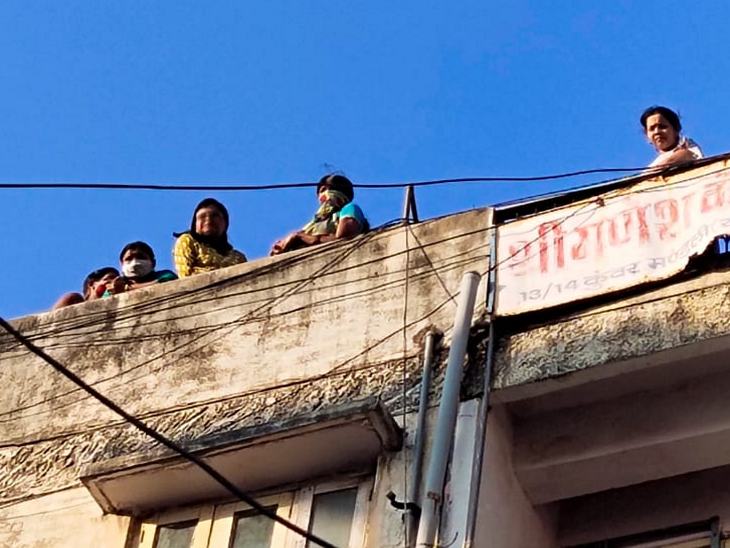 बदबू आने के कारण पड़ोसी छत पर चले गए।