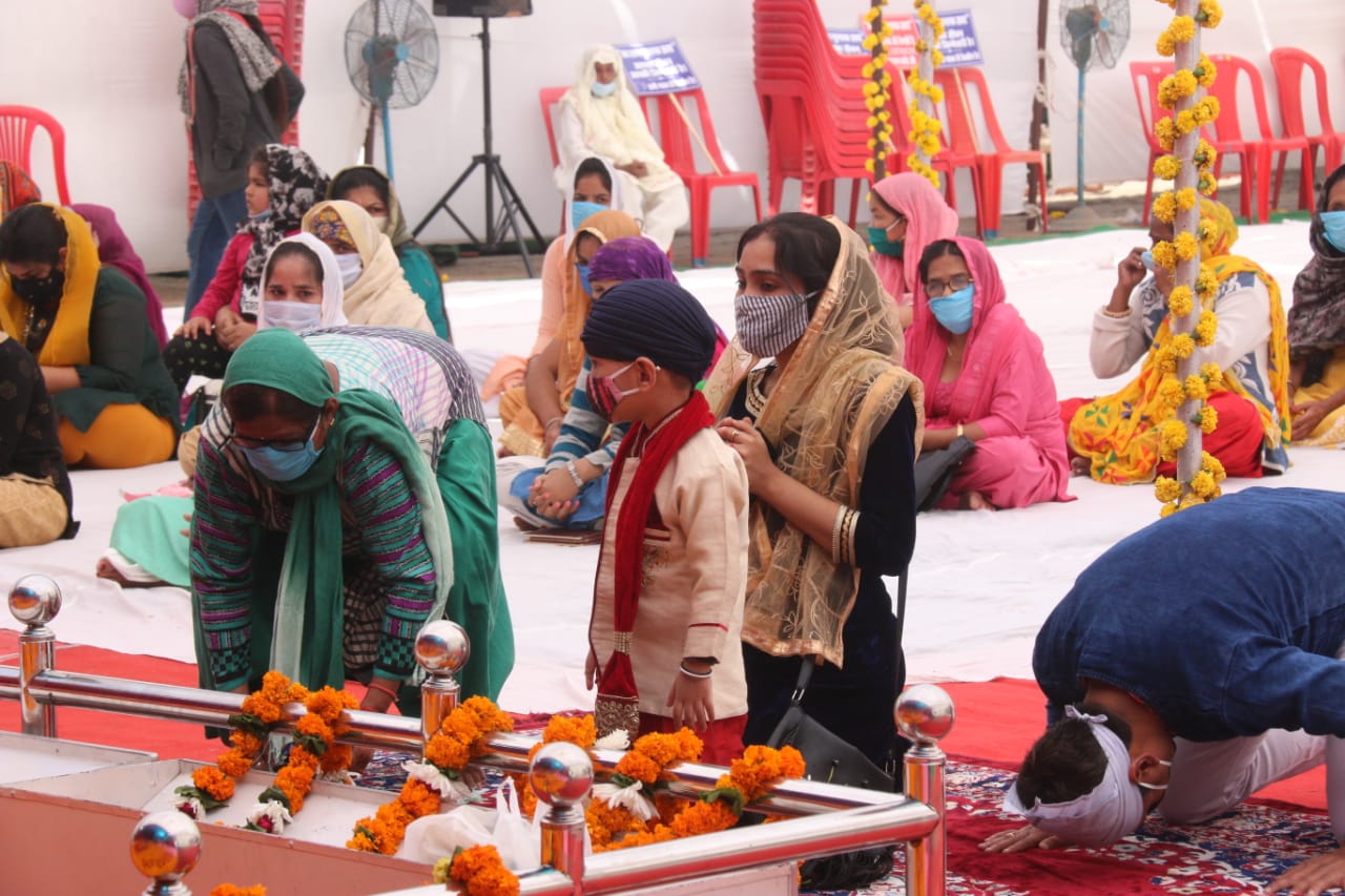 गुरुनानक जयंती पर संगत मास्क पहने नजर आई।