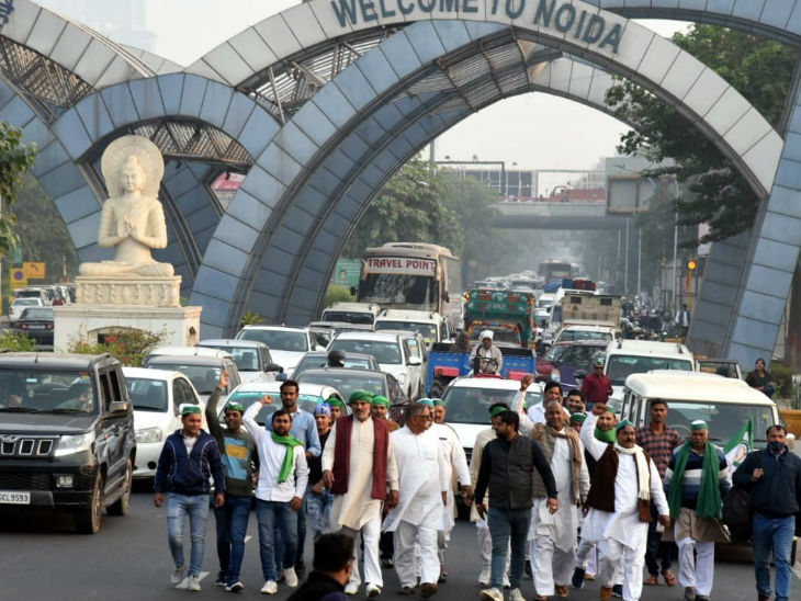दिल्ली नोएडा बार्डर पर किसानों ने पैदल मार्च किया जिससे वाहनों की लंबी कतार लग गई।