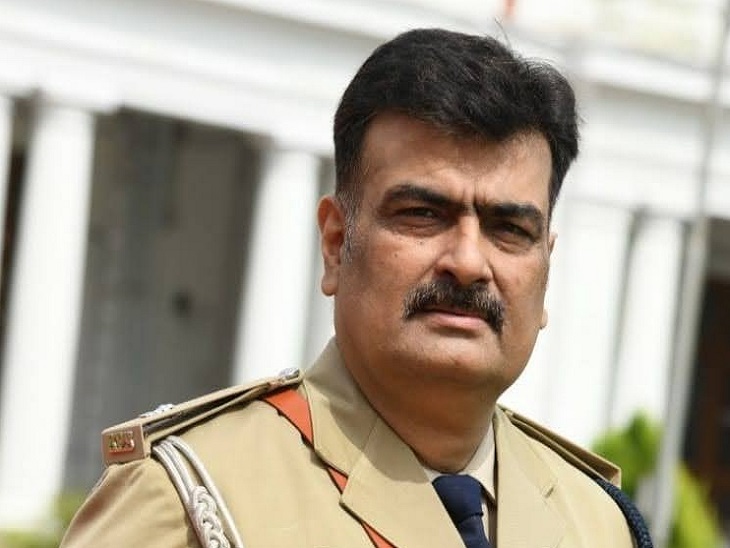 Bihar News Update Rakesh Dubey and Sheela Irani among 8 officers of