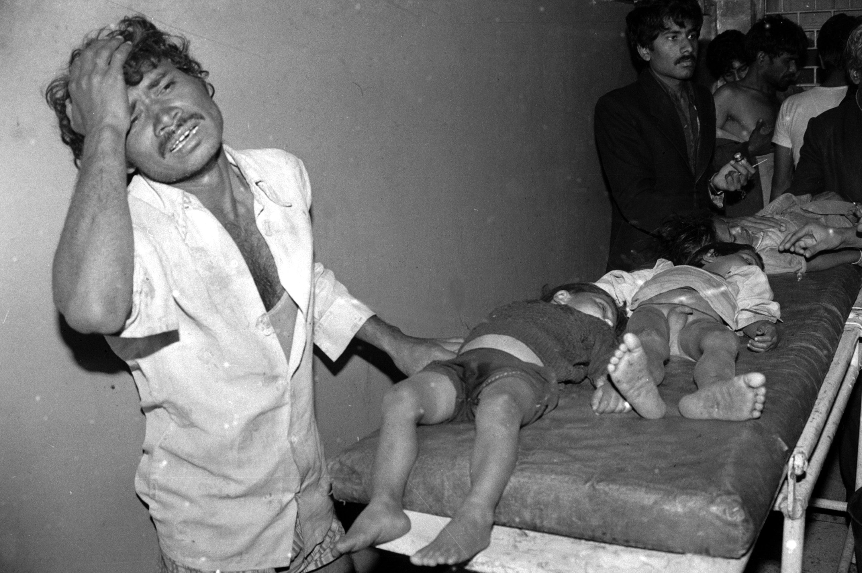 हमीदिया अस्पताल में बेटे के इलाज के लिए गुहार लगाता रोता-बिलखता पिता।