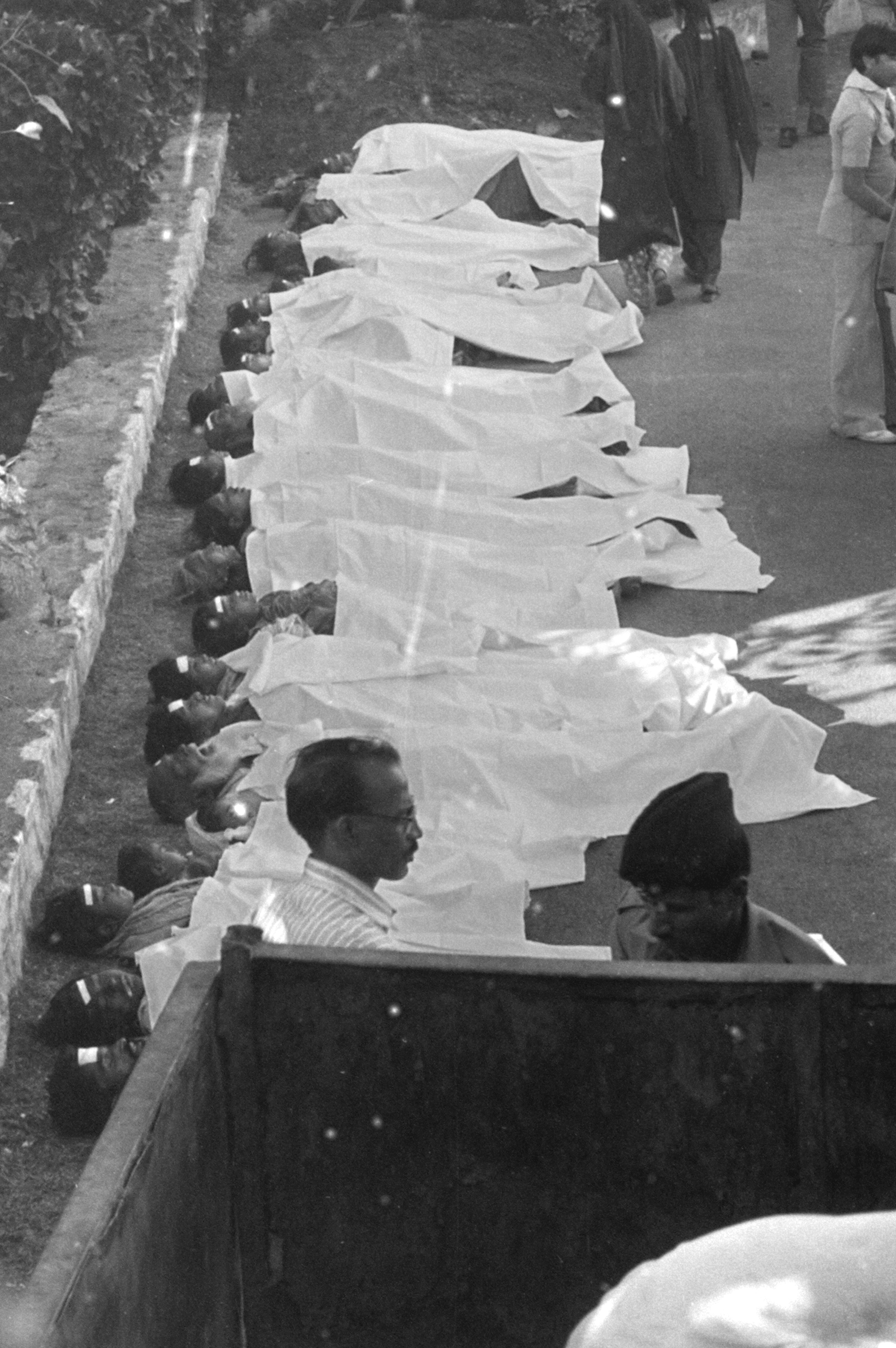 गांधी मेडिकल कॉलेज की मर्चुरी के बाहर लाशें ज्यादा थी और कफन कम पड़ गए। कमरे लाशों से भर गए तो बाहर खुले मे रख दिया गया। गांधी मेडिकल कॉलेज में पहले दिन लाशों का ऐसा अंबार लगा कि पोस्टमार्टम के लिए हर तीन शव में से एक शव को चुनने के अलावा कोई चारा नहीं था।