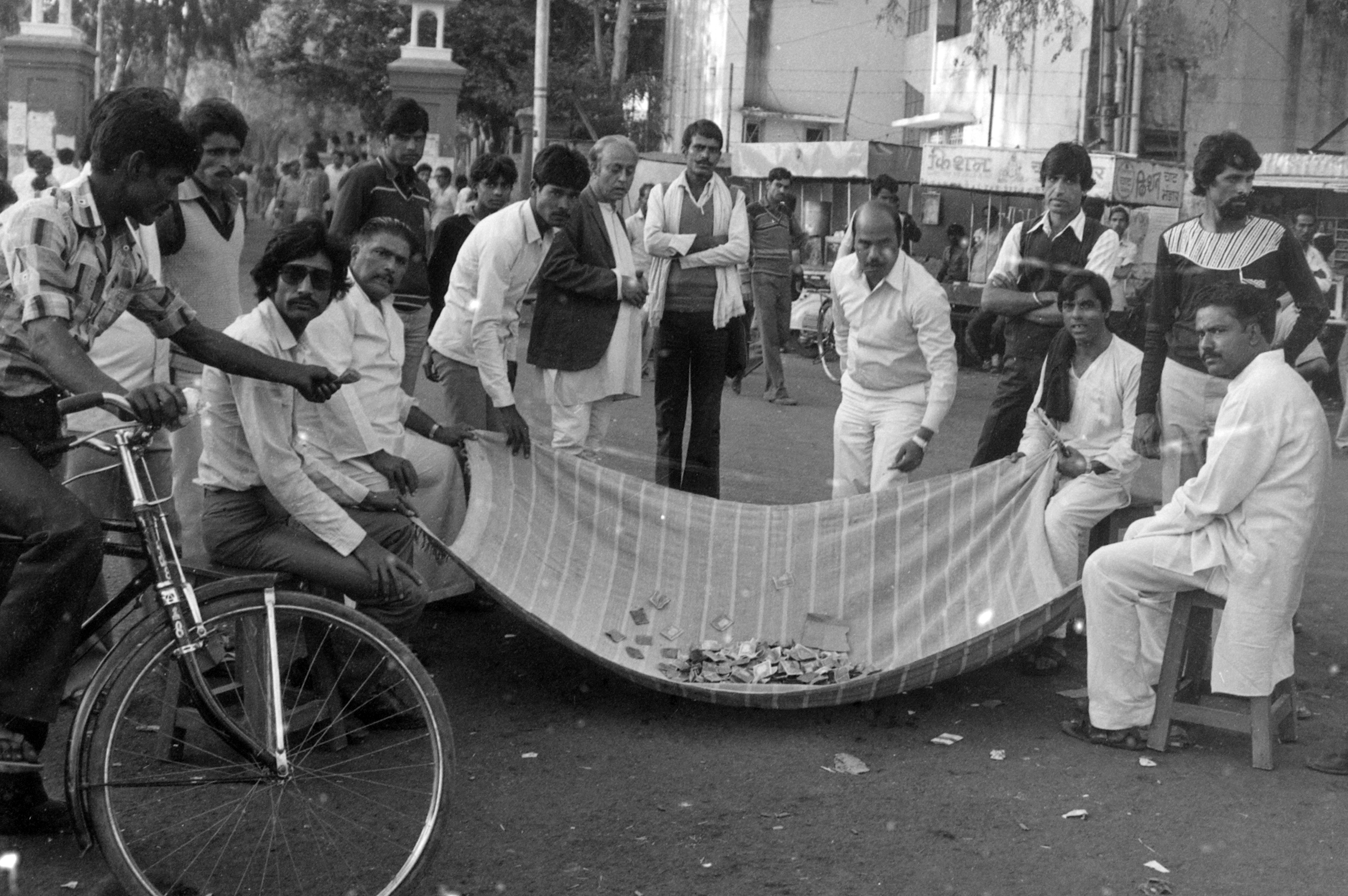 गैस त्रासदी के बाद हर धर्म-संप्रदाय के लोग पीड़ितों की मदद के लिए चादर पर चंदा इकट्ठे करते हुए।