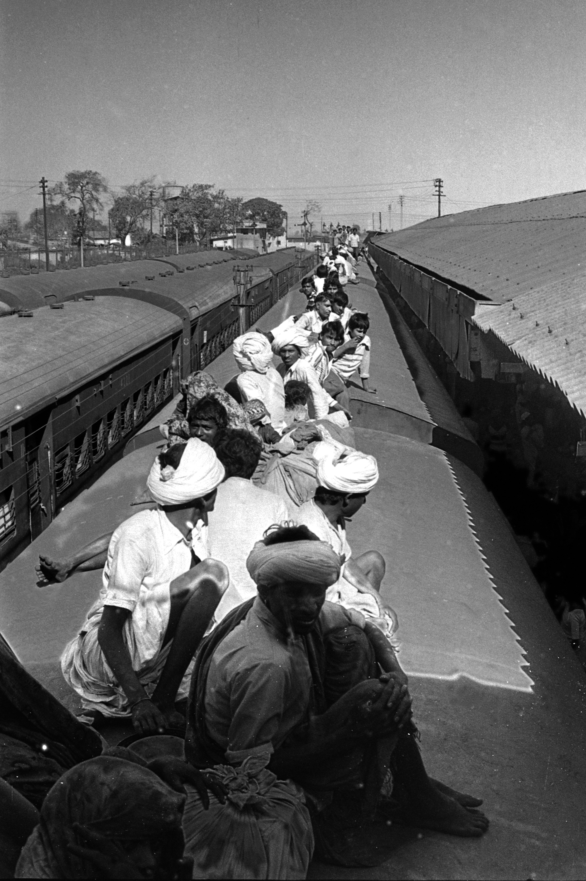 यूनियन कार्बाइड में बची गैस को खत्म करने के लिए आस्था अभियान शुरु। दहशतजदा लोगों का पलायन जारी हो गया। रेलगाड़ी से गांव की ओर भागते लोग।