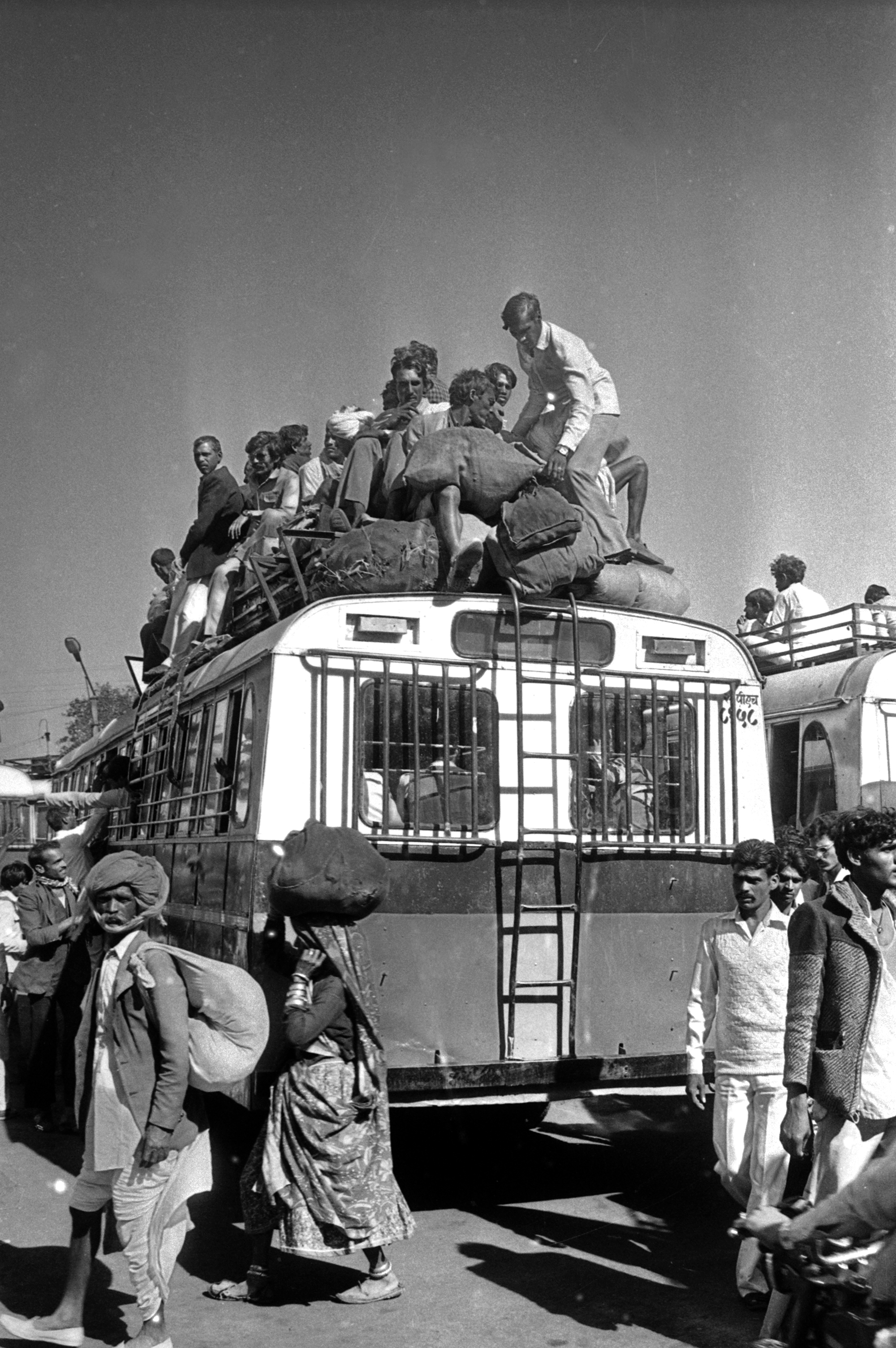 त्रासदी के बाद अपना घर-बार सबकुछ छोड़कर बसों से गांव की ओर पलायन करने लगे।