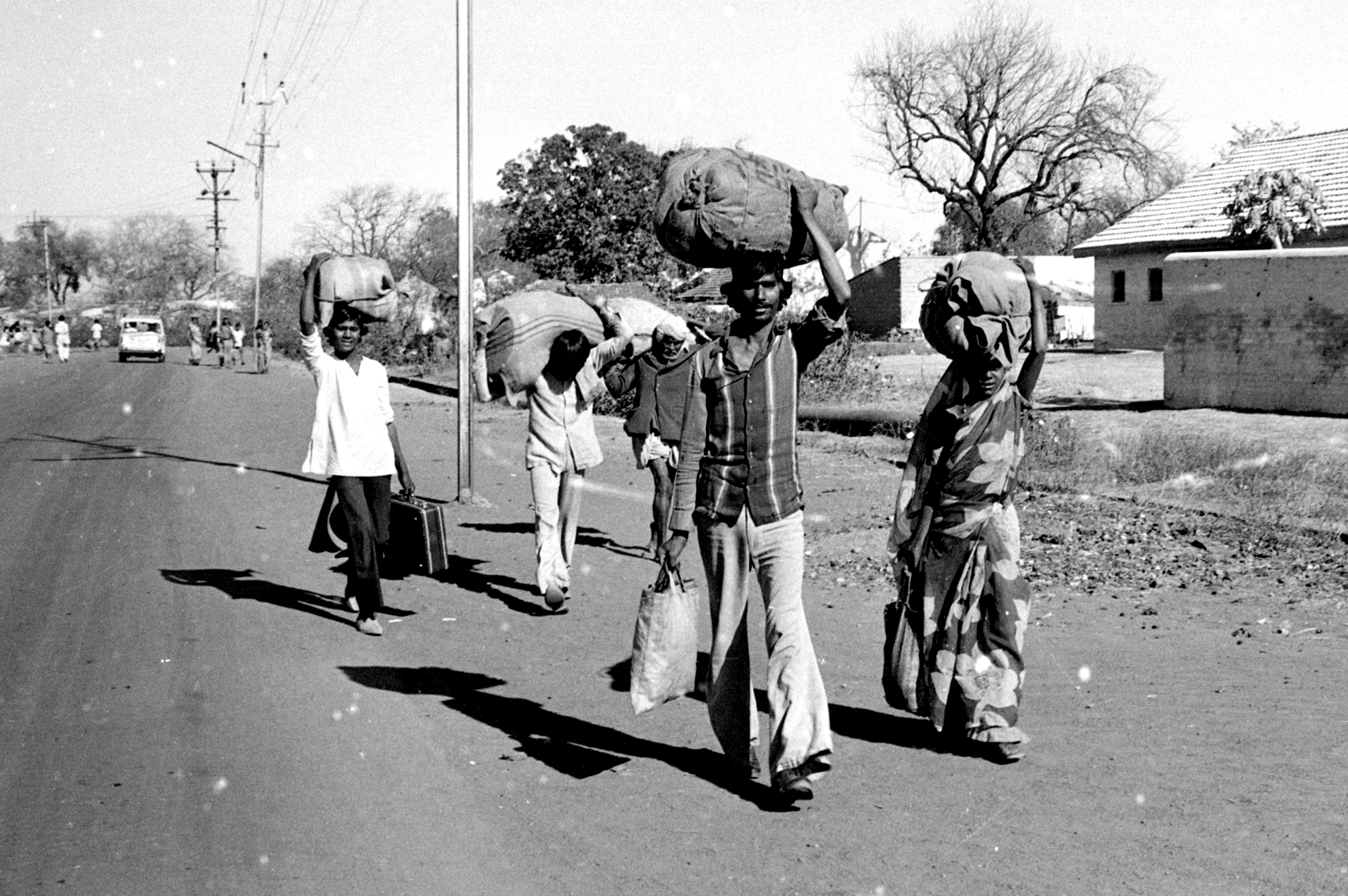 दोबारा अफवाह उड़ी की गैस फिर निकली। लोग सिर पर सामान रखकर भागते हुए।