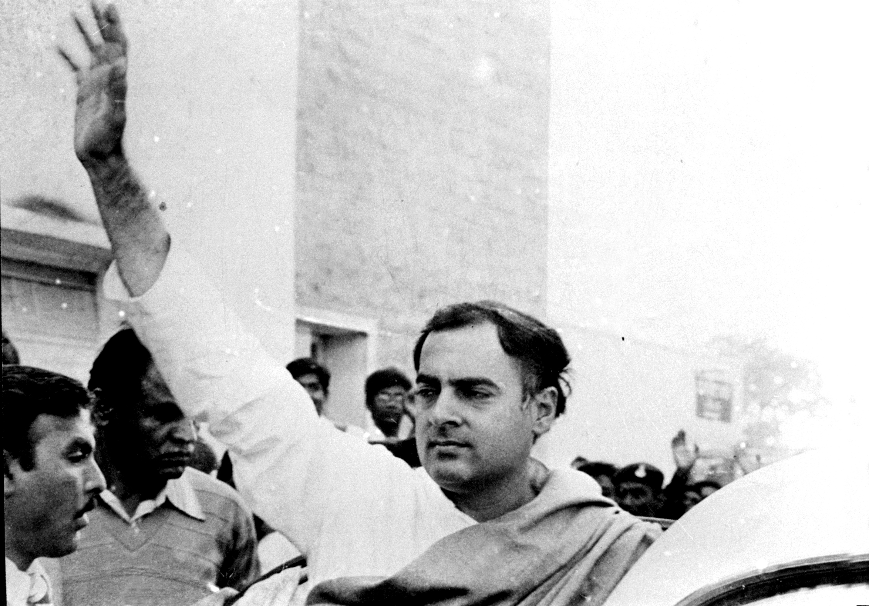 गैस त्रासदी के बाद तत्कालीन प्रधानमंत्री राजीव गांधी भोपाल आए। हमीदिया अस्पताल में इमरजेंसी वार्ड गए। डॉक्टरों की टीम से बात की और हर संभव इलाज करने को कहा। साथ ही जनता से हौसला रखने को कहा था।