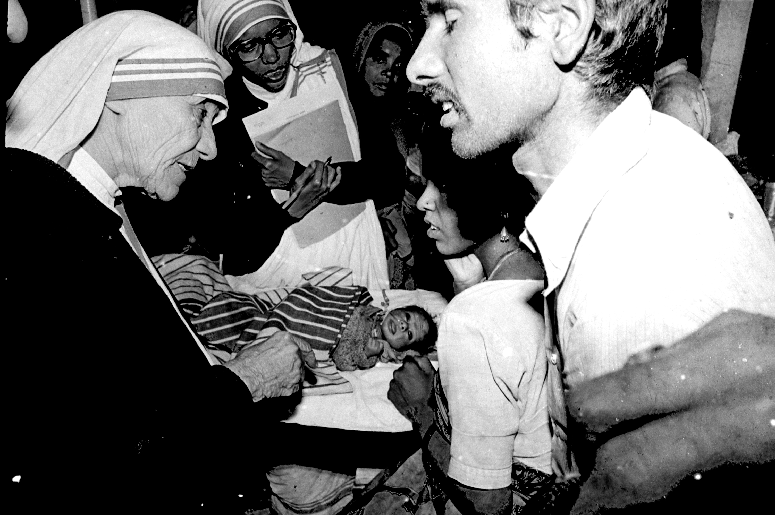 गैस त्रासदी के बाद मदर टेरेसा अपनी सहयोगी सिस्टर्स के साथ भोपाल आईं और हमीदिया अस्पताल में रोगियों की मदद के लिए जुट गईं।