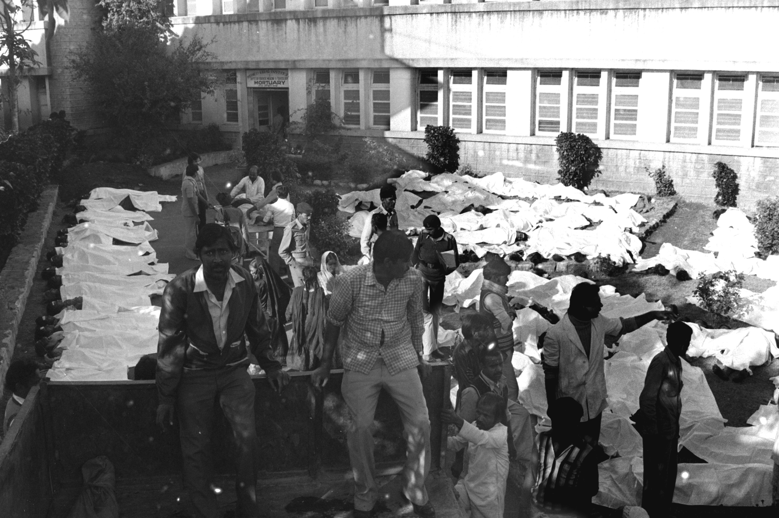 गांधी मेडिकल कॉलेज की मर्चुरी के बाहर लाशें ज्यादा थी और कफन कम पड़ गए। कमरे लाशों से भर गए तो बाहर खुले मे रख दिया गया। गांधी मेडिकल कॉलेज में पहले दिन लाशों का ऐसा अंबार लगा कि पोस्टमार्टम के लिए हर तीन शव में से एक शव को चुनने के अलावा कोई चारा नहीं था।
