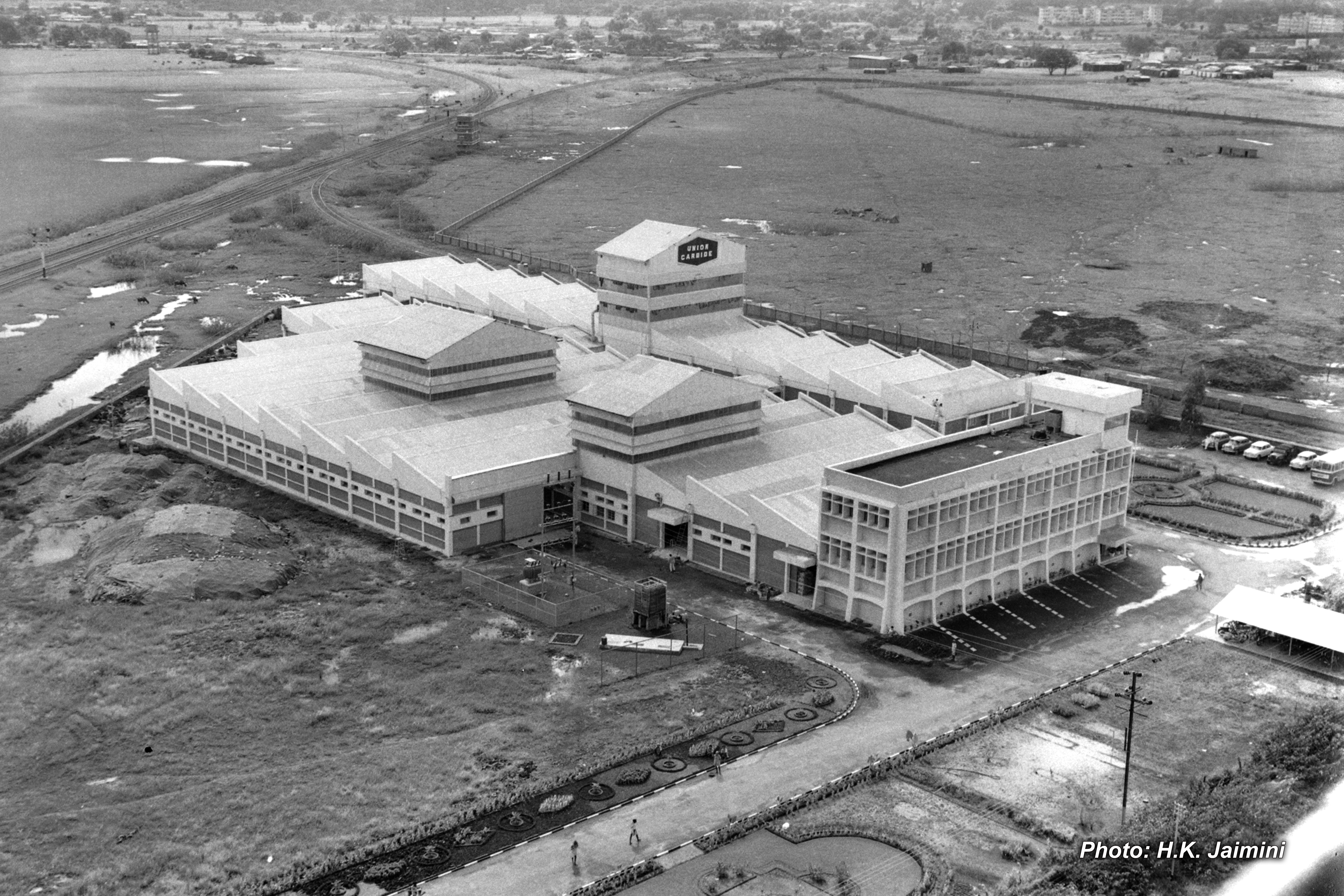 जेपी नगर स्थित यूनियन कार्बाइड का एरियल व्यू फोटोग्राफ। जो कमलेश जैमिनी के पिता हरकृष्ण जैमिनी ने फ्लाइंग क्लब से पुष्पक विमान लेकर क्लिक किया था।