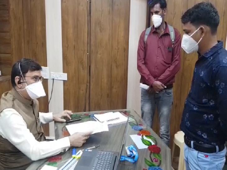 डॉ. जडिया को पैरामेडिकल स्टाफ ने ज्ञापन सौंपा है।