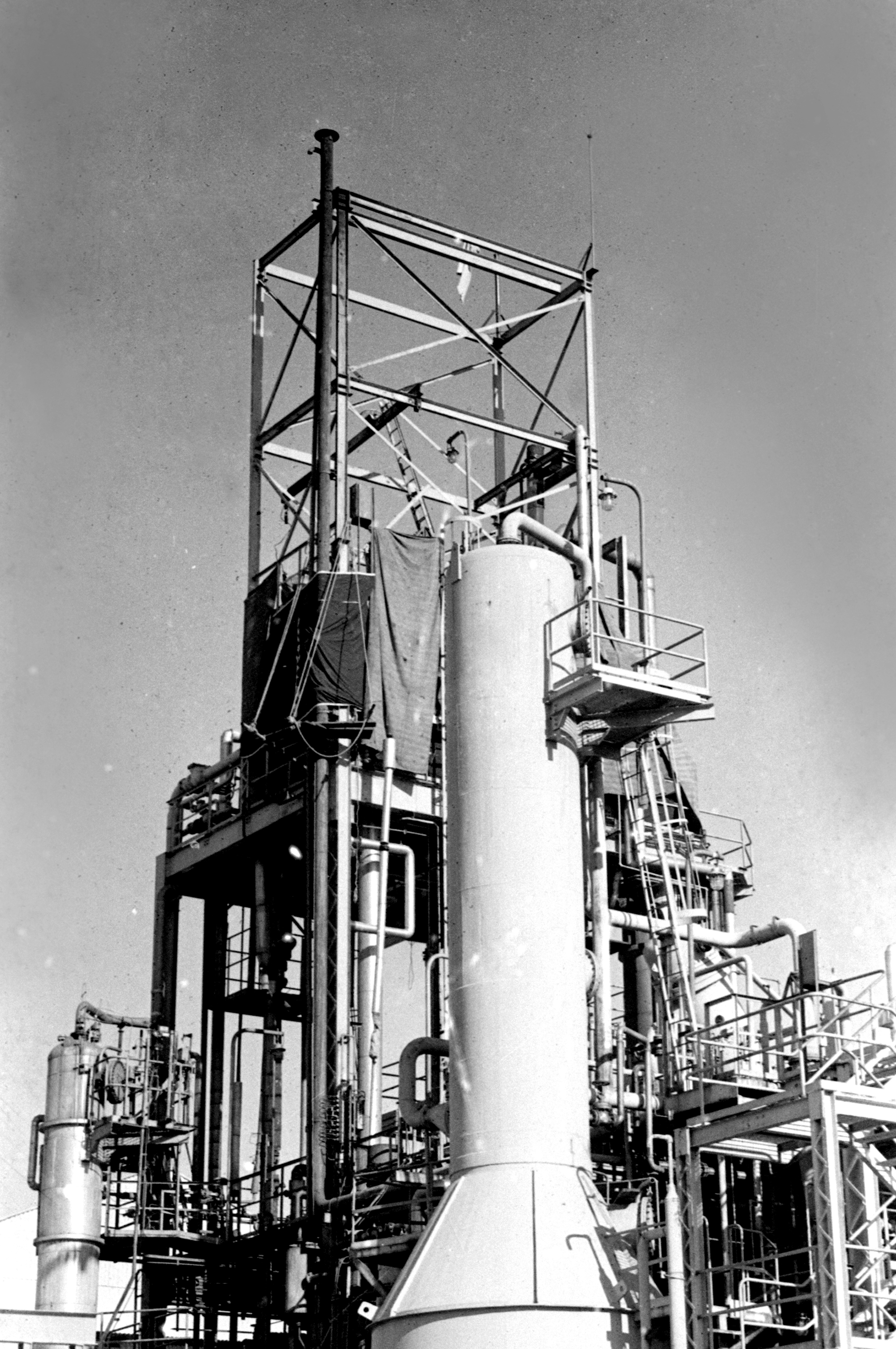 यूनियन कार्बाइड फैक्टरी के प्लांट नंबर 'सी' के टैंक नंबर 610 में भरी थी। जहरीली मिथाइल आइसोसाइनेट गैस। इसमें पानी भर गया। कैमिकल रिएक्शन से बने दबाव को टैंक सह नहीं पाया और वो खुल गया था।