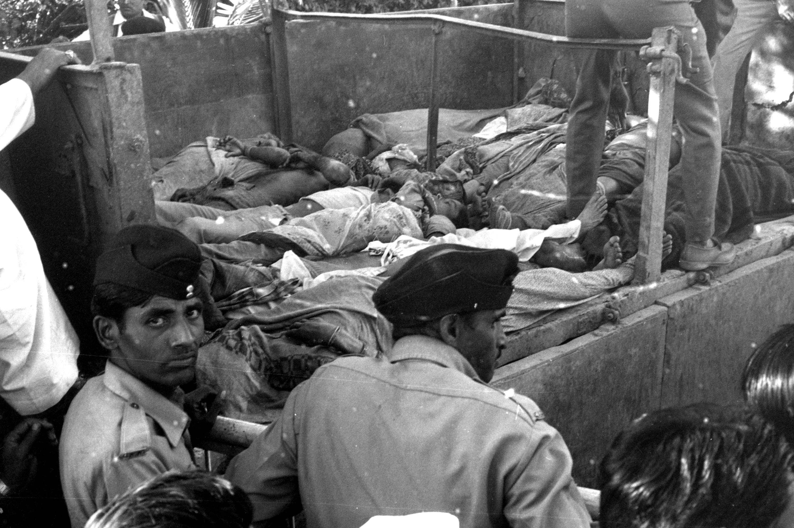 हमीदिया अस्पताल में आने लगे लाशों से भरे ट्रक। पोस्टमार्टम के लिए आते हुए। पुलिस वालों को भी नहीं समझ आ रहा था कि क्या करें।