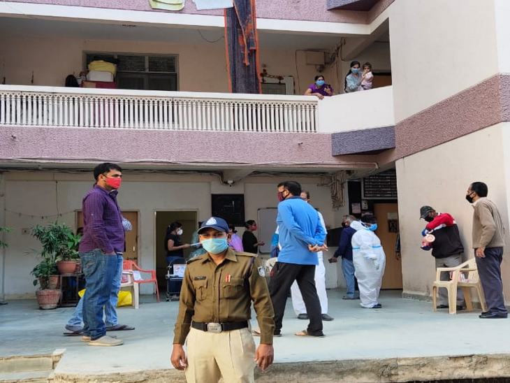 कोरोना टेस्ट करने गई टीम के साथ पुलिस भी मल्टी में पहुंची।