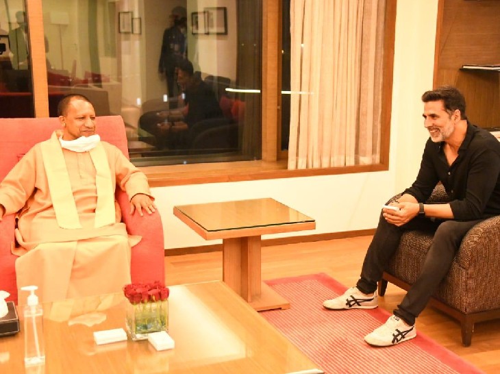 सीएम योगी अक्षय कुमार से बात करते हुए।
