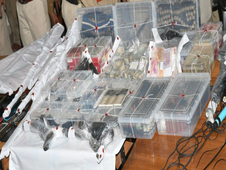 कांग्रेस नेता के घर से जब्त हथियार की फाइल फोटो।