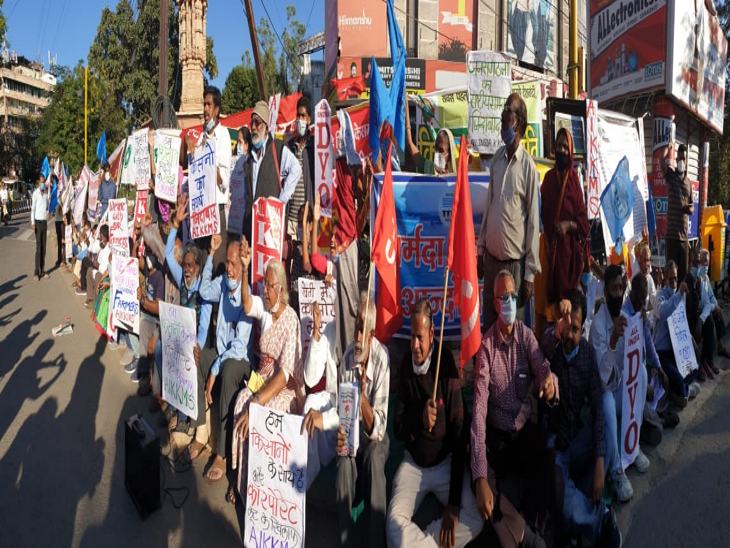 करीब दो घंटे तक किसान चौराहे पर डंटे रहे।