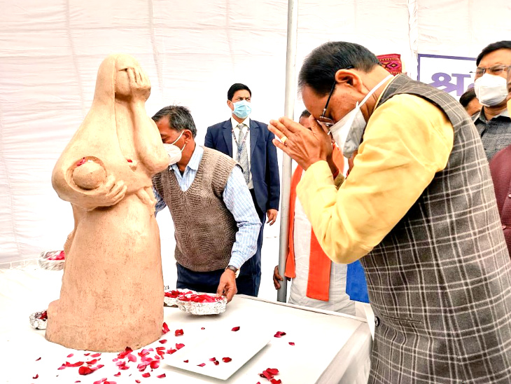 गैस पीड़ितों को नमन करते CM शिवराज।