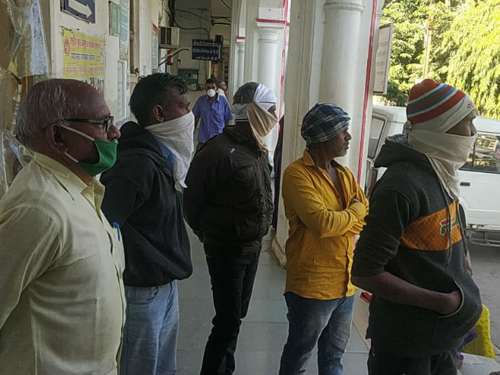 जिला अस्पताल में दिलीप देवल के पिता व अन्य परिजन।