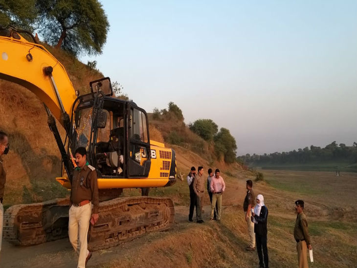 पोकलेन जब्त किया