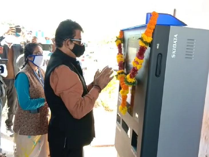 ऑटोमेटेड पार्किंग टिकट मशीन का पूजन करते सांसद।